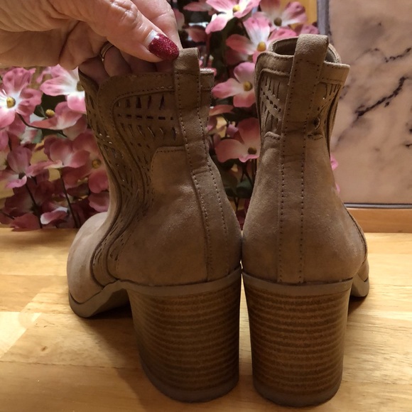 Taupe Suede Ladies Size 7 Fashion Boots 🥾 - Picture 9 of 10
